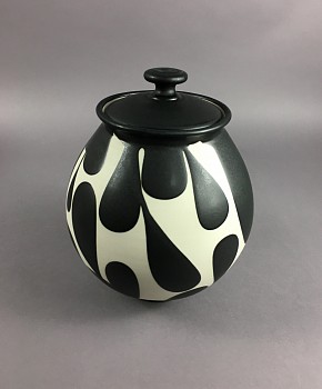sco 0149 black and white lidded jar