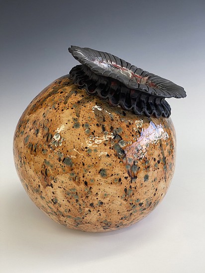 Mary Frances Dondelinger, Poppy Seed Pod (medium)
2023, stoneware